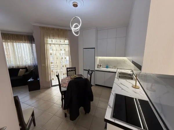 Tirane, jepet me qera apartament 1+1+Ballkon Kati 4, 65 m² 45.000 Lek (Unaza e Re, Astir)