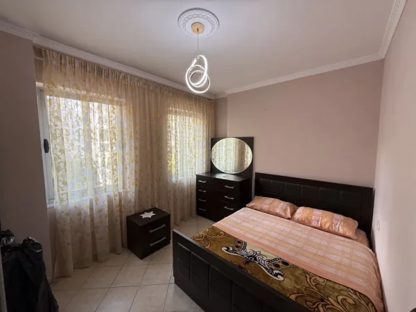Tirane, jepet me qera apartament 1+1+Ballkon Kati 4, 65 m² 45.000 Lek (Unaza e Re, Astir)