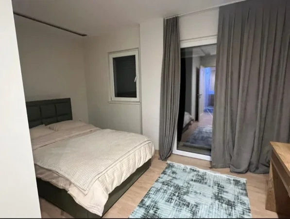 Tirane, jepet me qera apartament 3+1+Ballkon Kati 3, 130 m² 900 € (Kopshti Zoologjik, Liqeni Artificial)