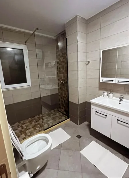 Tirane, jepet me qera apartament 3+1+Ballkon Kati 3, 130 m² 900 € (Kopshti Zoologjik, Liqeni Artificial)