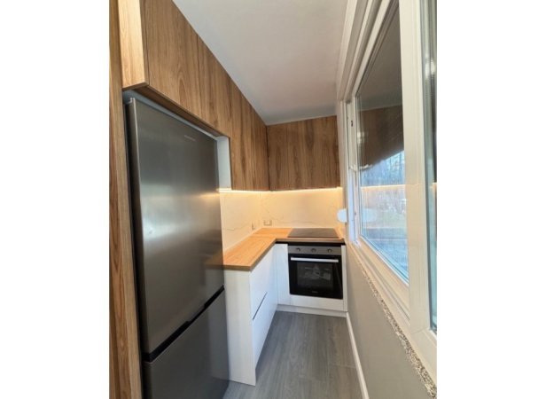 Tirane, jepet me qera apartament 1+1+Ballkon Kati 1, 60 m² 550 € (Rr. Dhanas Ziko, pranë Shkollës së Kuqe)