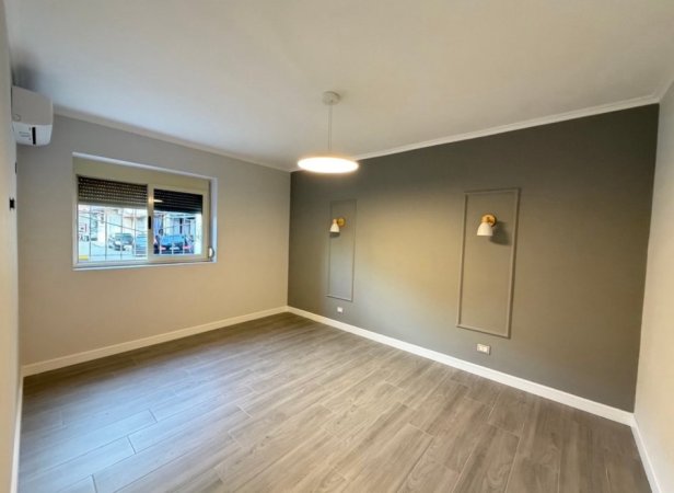 Tirane, jepet me qera apartament 1+1+Ballkon Kati 1, 60 m² 550 € (Rr. Dhanas Ziko, pranë Shkollës së Kuqe)