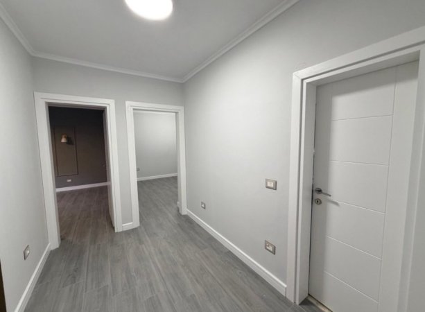 Tirane, jepet me qera apartament 1+1+Ballkon Kati 1, 60 m² 550 € (Rr. Dhanas Ziko, pranë Shkollës së Kuqe)