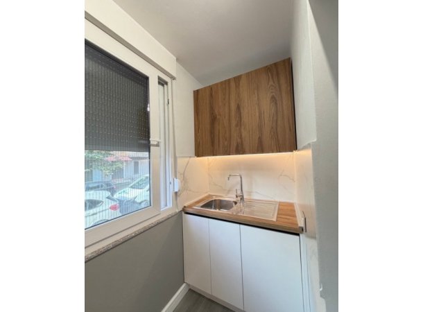 Tirane, jepet me qera apartament 1+1+Ballkon Kati 1, 60 m² 550 € (Rr. Dhanas Ziko, pranë Shkollës së Kuqe)