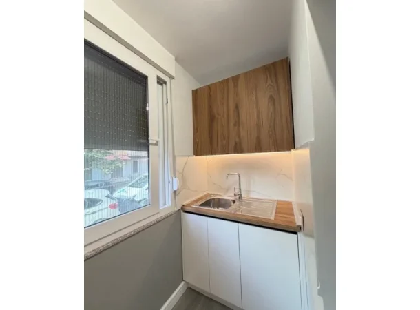 Tirane, jepet me qera apartament 1+1+Ballkon Kati 1, 60 m² 550 € (Rr. Dhanas Ziko, pranë Shkollës së Kuqe)