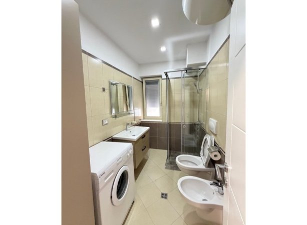 Tirane, jepet me qera apartament 1+1+Ballkon Kati 1, 60 m² 550 € (Rr. Dhanas Ziko, pranë Shkollës së Kuqe)