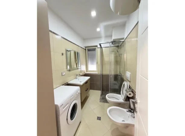 Tirane, jepet me qera apartament 1+1+Ballkon Kati 1, 60 m² 550 € (Rr. Dhanas Ziko, pranë Shkollës së Kuqe)