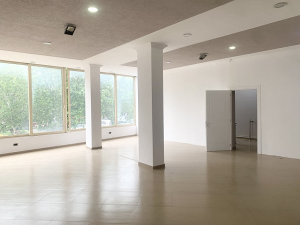 Elbasan, jepet me qera ambjent biznesi Kati 1, 200 m² 1.700 € (https://maps.app.goo.gl/Qq1ekTcGC4R25rBY9?g_st=ipc)