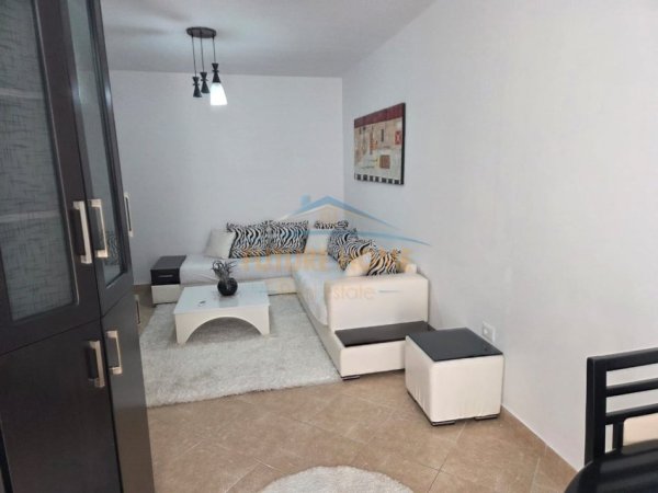 Tirane, jepet me qera apartament 1+1+Ballkon Kati 5, 65 m² 500 € (Jordan Misja)