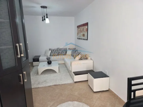 Tirane, jepet me qera apartament 1+1+Ballkon Kati 5, 65 m² 500 € (Jordan Misja)
