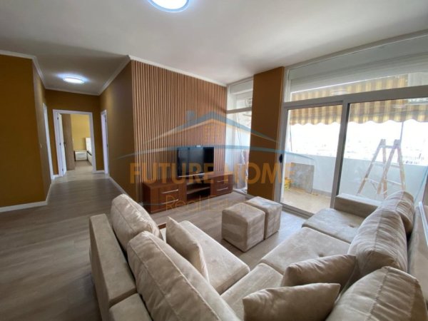 Tirane, jepet me qera apartament 2+1+Ballkon Kati 8, 100 m² 730 € (Komuna e Parisit)