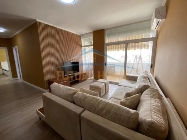 Tirane, jepet me qera apartament 2+1+Ballkon Kati 8, 100 m² 730 € (Komuna e Parisit)