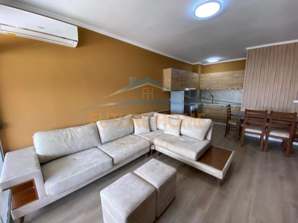 Tirane, jepet me qera apartament 2+1+Ballkon Kati 8, 100 m² 730 € (Komuna e Parisit)