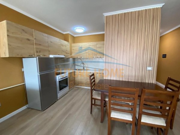 Tirane, jepet me qera apartament 2+1+Ballkon Kati 8, 100 m² 730 € (Komuna e Parisit)