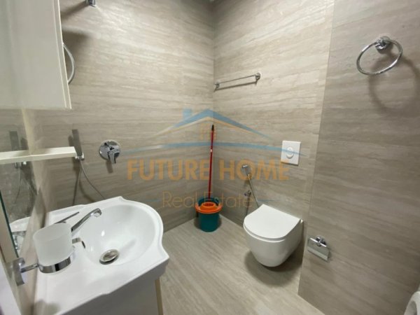 Tirane, jepet me qera apartament 2+1+Ballkon Kati 8, 100 m² 730 € (Komuna e Parisit)