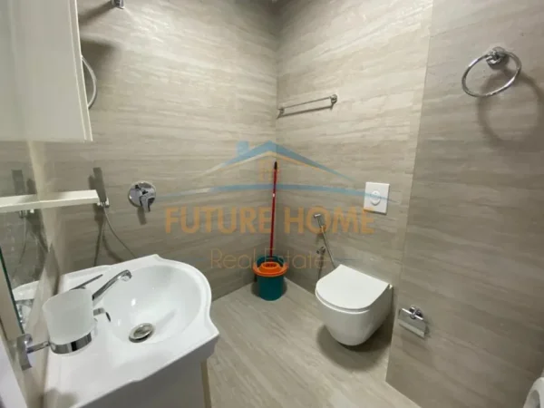 Tirane, jepet me qera apartament 2+1+Ballkon Kati 8, 100 m² 730 € (Komuna e Parisit)