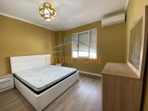 Tirane, jepet me qera apartament 2+1+Ballkon Kati 8, 100 m² 730 € (Komuna e Parisit)