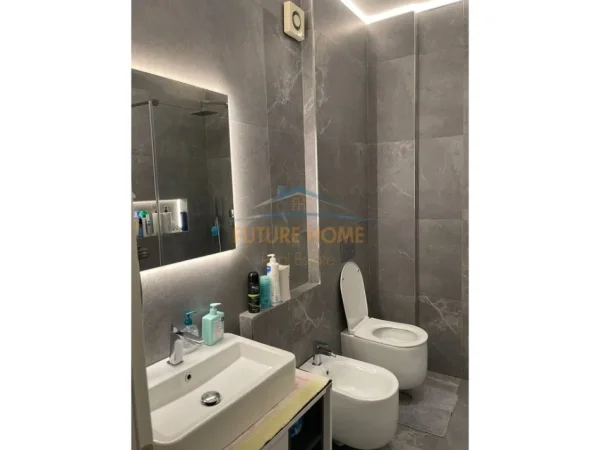 Tirane, jepet me qera apartament 1+1+Ballkon Kati 6, 65 m² 450 € (Yzberisht)