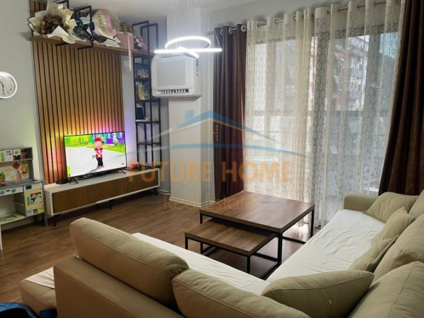 Tirane, jepet me qera apartament 1+1+Ballkon Kati 6, 65 m² 450 € (Yzberisht)