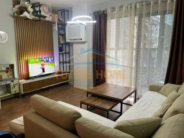 Tirane, jepet me qera apartament 1+1+Ballkon Kati 6, 65 m² 450 € (Yzberisht)