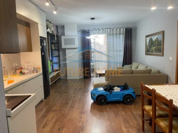 Tirane, jepet me qera apartament 1+1+Ballkon Kati 6, 65 m² 450 € (Yzberisht)