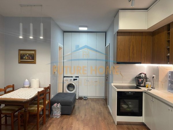 Tirane, jepet me qera apartament 1+1+Ballkon Kati 6, 65 m² 450 € (Yzberisht)