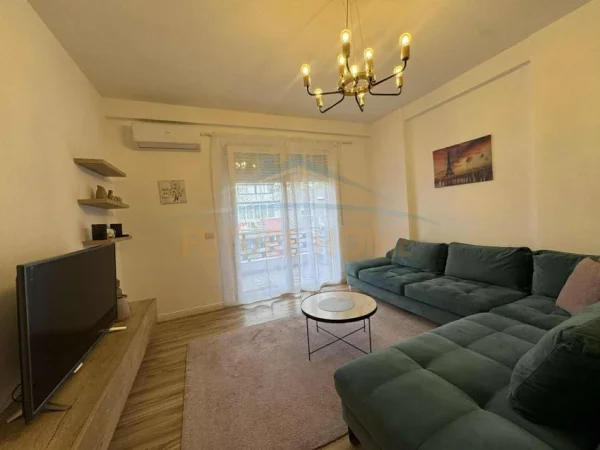 Tirane, jepet me qera apartament 2+1+Ballkon Kati 8, 100 m² 550 € (Golden Park)