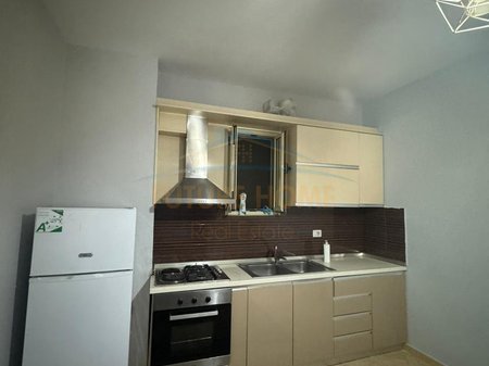 Tirane, jepet me qera apartament 1+1+Ballkon Kati 1, 69 m² 350 € (Fresk)