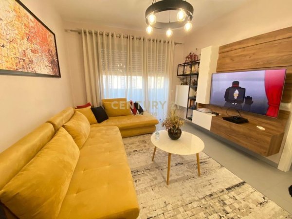 Tirane, jepet me qera apartament 1+1+Ballkon Kati 7, 90 m² 900 € (Ish Shushica)