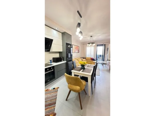 Tirane, jepet me qera apartament 1+1+Ballkon Kati 7, 90 m² 900 € (Ish Shushica)