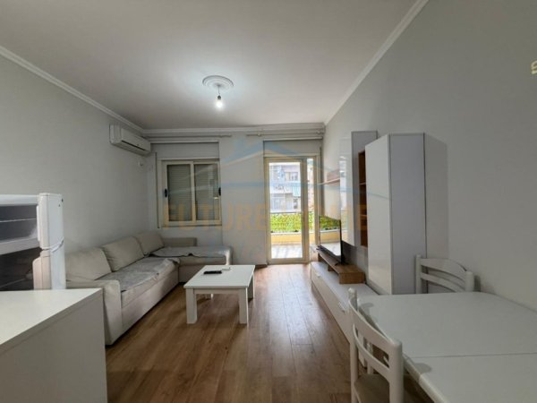 Tirane, jepet me qera apartament 1+1+Ballkon Kati 3, 60 m² 415 € (Unaza e Re)
