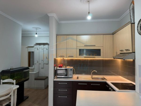 Tirane, jepet me qera apartament 1+1+Ballkon Kati 3, 60 m² 415 € (Unaza e Re)