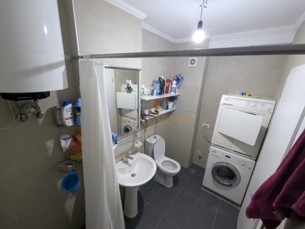 Tirane, jepet me qera apartament 1+1+Ballkon Kati 2, 58 m² 400 € (Kompleksi Tom Doshi)