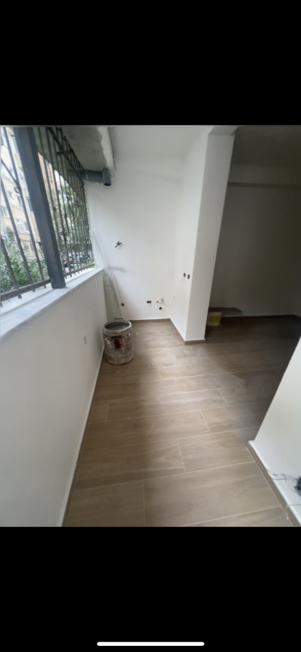 Tirane, jepet me qera zyre Kati 0, 50 m² 600 € 