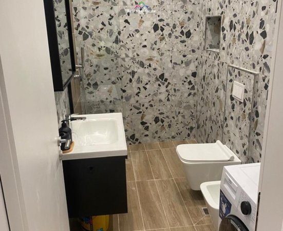 Tirane, jepet me qera apartament 1+1 Kati 1, 70 m² 600 € (Trio Towers)