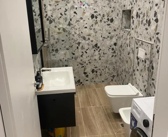 Tirane, jepet me qera apartament 1+1 Kati 1, 70 m² 600 € (Trio Towers)