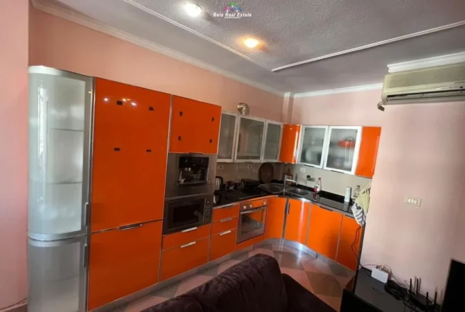 Tirane, jepet me qera apartament 2+1 Kati 8, 100 m² 800 € (Blloku)