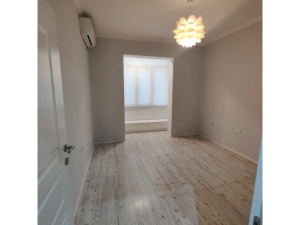 Tirane, jepet me qera zyre Kati 1, 92 m² 900 € (21 Dhjetori)