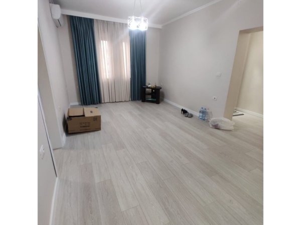 Tirane, jepet me qera zyre Kati 1, 92 m² 900 € (21 Dhjetori)