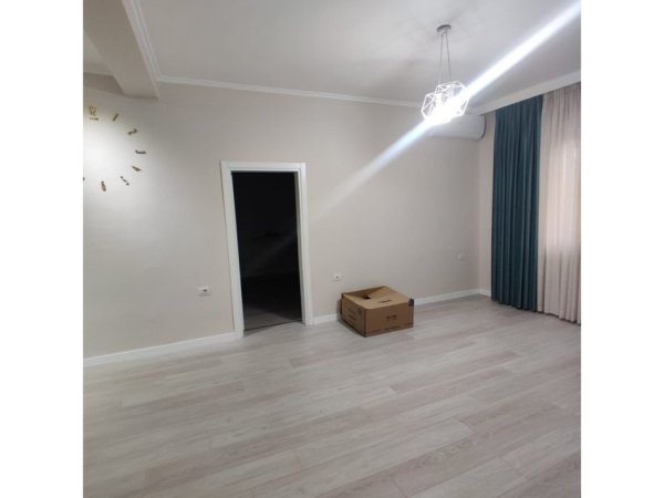 Tirane, jepet me qera zyre Kati 1, 92 m² 900 € (21 Dhjetori)