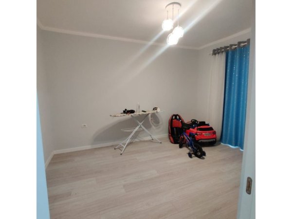 Tirane, jepet me qera zyre Kati 1, 92 m² 900 € (21 Dhjetori)