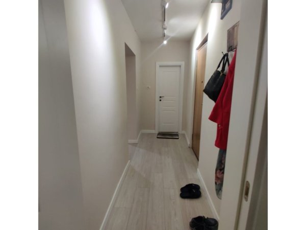 Tirane, jepet me qera zyre Kati 1, 92 m² 900 € (21 Dhjetori)