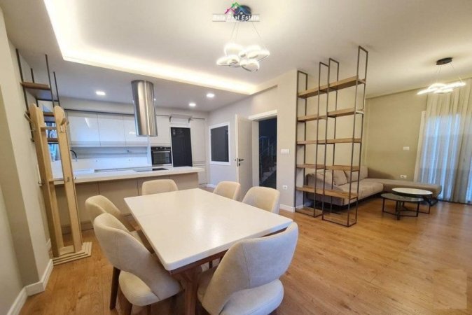 Tirane, jepet me qera Vile 3+1+Ballkon Kati 0, 260 m² 1.500 € (Blloku i Vilave Selite)