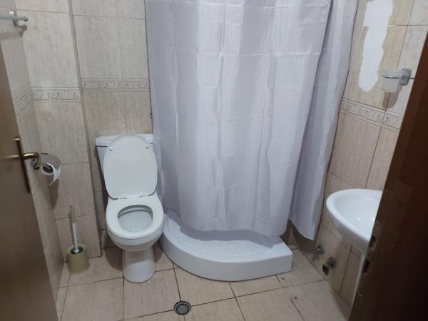 Tirane, jepet me qera apartament 1+1 Kati 7, 70 m² 500 € (Mysym Shyri, Pranë Gjykates Rrethit Tiranë, Perball janë Pallatet Agimi.)