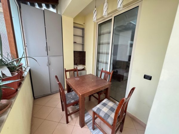 Tirane, jepet me qera apartament 2+1 Kati 1, 700 € 