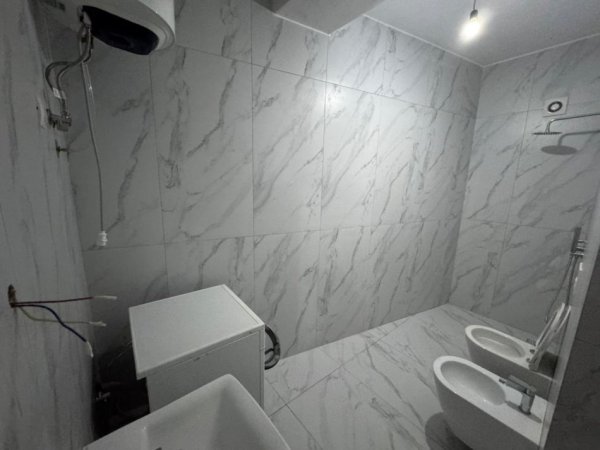 Tirane, jepet me qera apartament 1+1 Kati 2, 400 € 