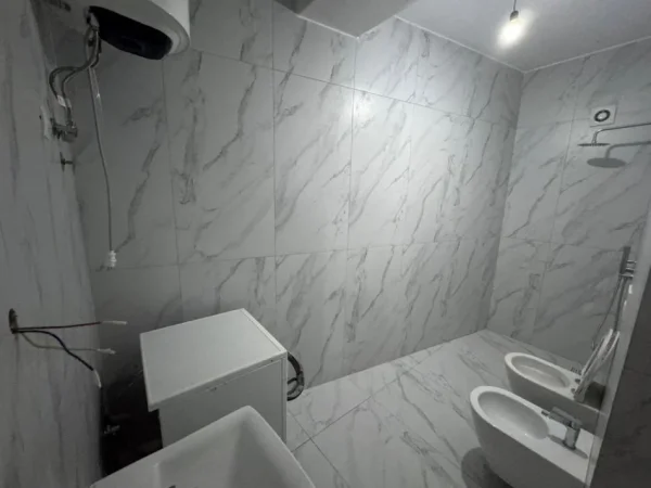 Tirane, jepet me qera apartament 1+1 Kati 2, 400 € 