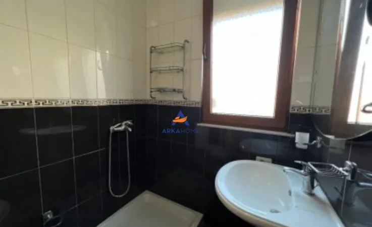 Tirane, jepet me qera apartament 2+1+Ballkon Kati 5, 117 m² 600 € (KODRA E DIELLIT)