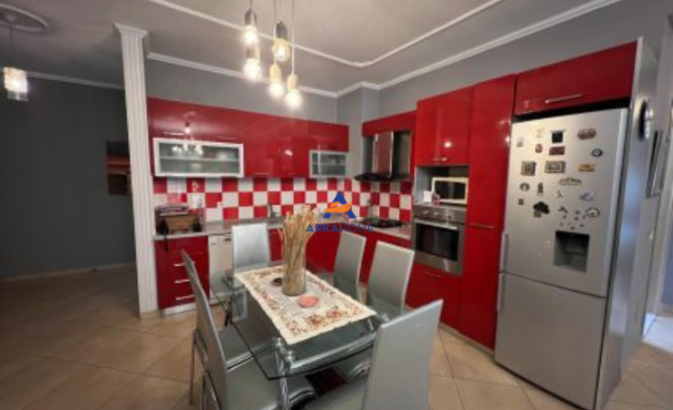 Tirane, jepet me qera apartament 2+1+Ballkon Kati 5, 117 m² 600 € (KODRA E DIELLIT)