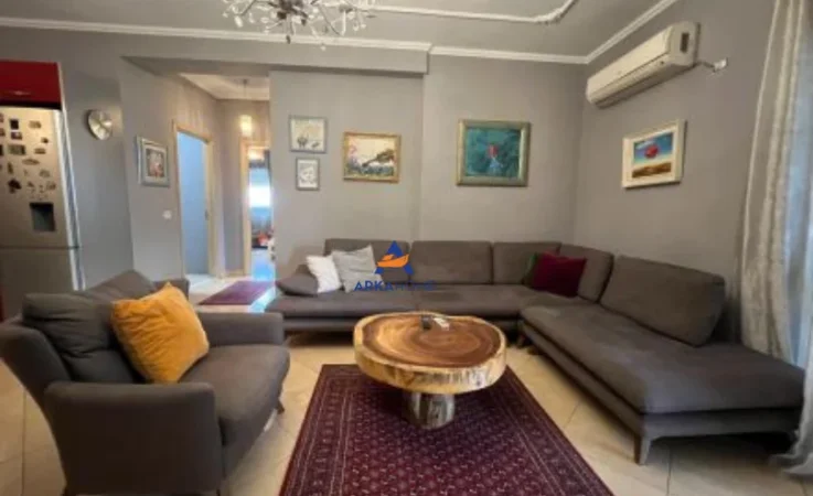 Tirane, jepet me qera apartament 2+1+Ballkon Kati 5, 117 m² 600 € (KODRA E DIELLIT)